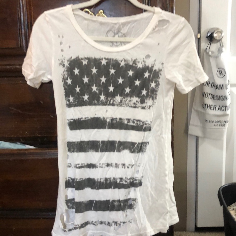 DISTRESSED CHASER FLAG TEE
